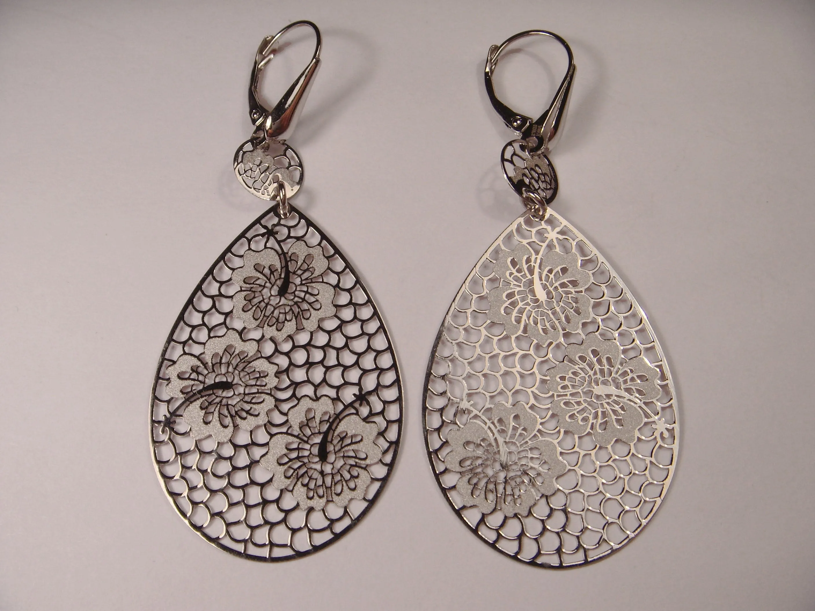 Elegant 14K White Gold Delicate Filigree Floral Dangle Drop Earrings